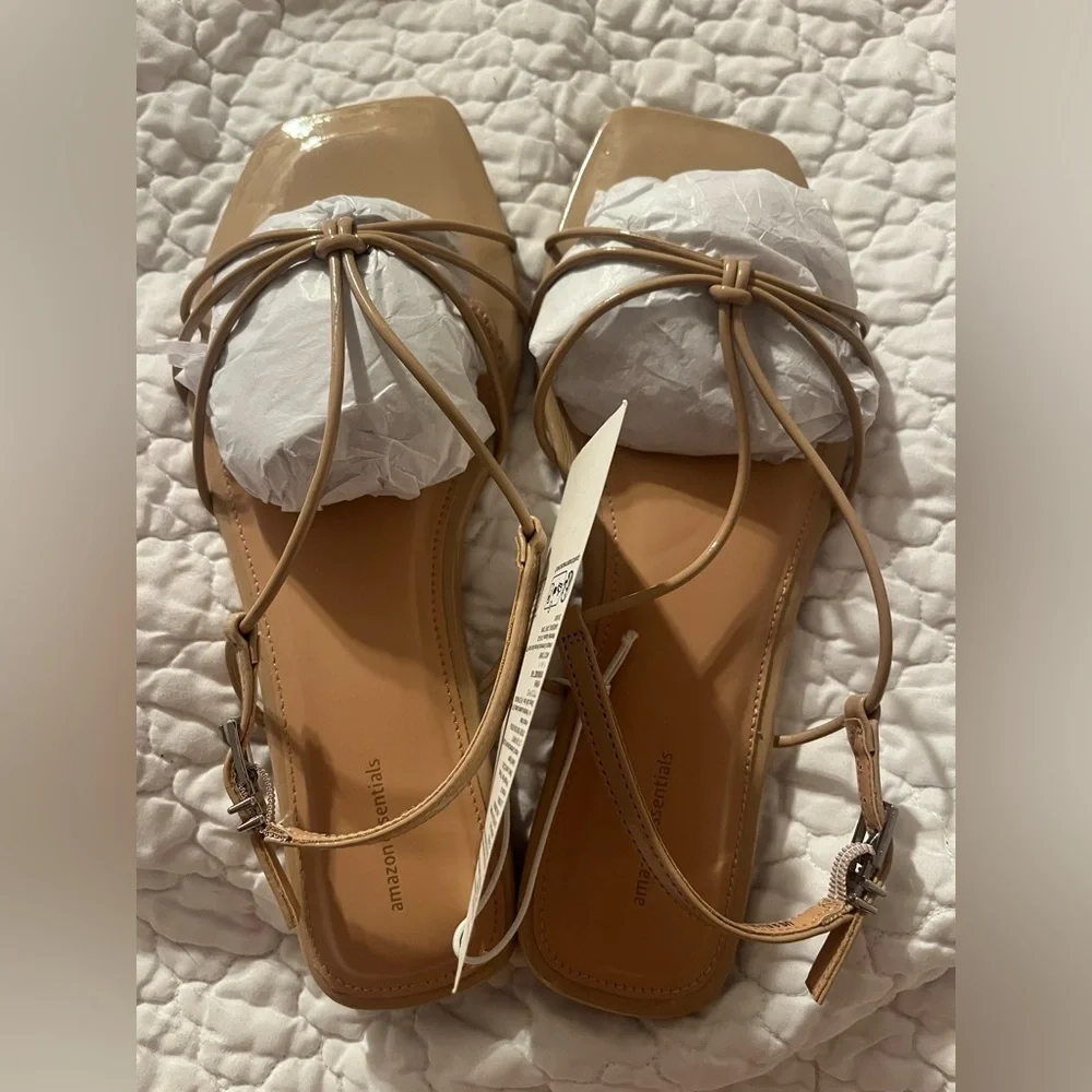NWT Amazon Essentials Strappy Flat Sandals | Beige Patent | Size 9
